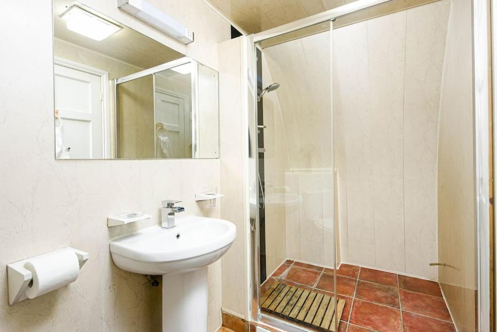 Unique 1 Bedroom Apartment-Bath Esterno foto